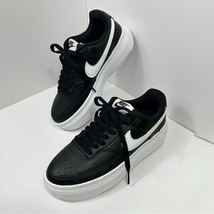 NIKE Court Vision Alta - Women’s US6 - Black/White